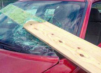 Inconștienți! Lemne căzute din autoutilitară direct în parbrizul unei mașini pe drumul Moșnita Nouă – Albina, rănind un băiețel de 3 ani, pasager în autovehicul.