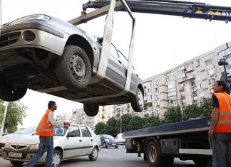 Deputații juriști au dat raport favorabil unui proiect care permite ridicarea de către poliţie a vehiculelor staţionate neregulamentar pe trotuar