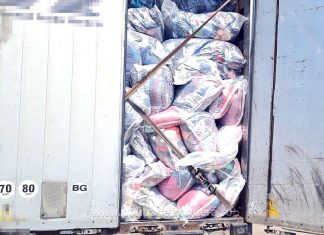 Peste 67 tone de deșeuri din îmbrăcăminte, textile și aluminiu, oprite de polițiștii de frontieră la intrarea în România