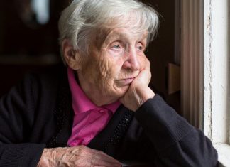 Control al DSP Arad la centrele pentru vârstnici: mâncare stricată, pâine mucegăită și medicamente expirate