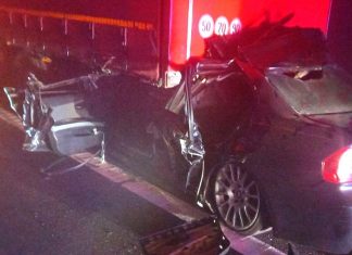 O tânără de 25 de ani a decedat după ce a intrat cu mașina într-un TIR aflat pe banda de urgență a autostrăzii A1