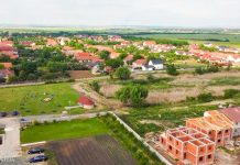 Amenințări cu moartea în stil mafiot, ca în filmele cu gangsteri, pentru un consilier local care s-a opus vânzării de către comuna Sânandrei a unui teren la un preț de 30 de ori sub prețul pieței