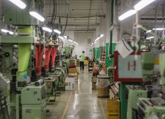 La film în fabrică. Premiera documentarului observațional FABRICA are loc printre mașinării și utilaje (foto și video)