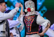 Festivalul Național de Folclor „Tradiții la Români” are loc miercuri și joi la Timișoara. Biletele gratuite s-au epuizat în 10 minute, unde poți vedea evenimentul online?