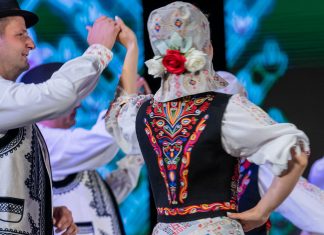 Festivalul Național de Folclor „Tradiții la Români” are loc miercuri și joi la Timișoara. Biletele gratuite s-au epuizat în 10 minute, unde poți vedea evenimentul online?