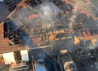 Două locuințe de tip duplex au fost cuprinse de incendiu ca urmare a unui scurtcircuit electric la un autoturism