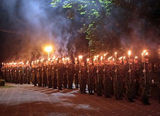 1 Decembrie sărbătorit la Timișoara în Piața Libertății cu muzică populară și celebra retragere cu torțe