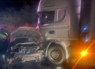 A pierdut controlul volanului și a intrat sub TIR! Accident soldat cu decesul unei femei între Coșava și Coșevița