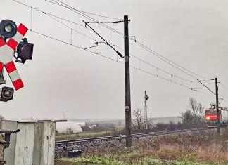 Atenție ! Semnalul luminos la bariera de pe str. Aeroportului indică trecerea liberă în timp ce trenul se apropie