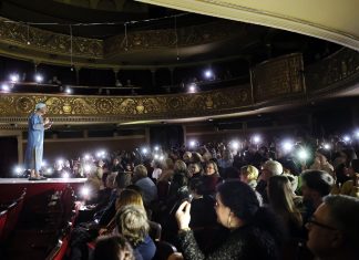 O SCRISOARE PIERDUTĂ s-a jucat cu scena luminată de spectatori, cu telefoanele. Lecție despre legătura fundamentală dintre actori și public (video)