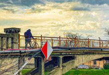 Primăria Timișoara începe reabilitarea podului pietonal care leagă cartierul Iosefin de Dâmbovița. Pasarela Gelu va avea pistă de biciclete