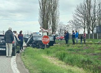 Șoferiță inconștientă! S-a ciocnit cu trenul pe trecerea de cale ferată de la Peciul Nou