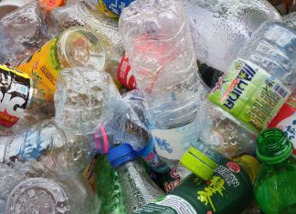 Auchan oferă 0,5 lei sub forma de voucher pentru fiecare recipient PET sau de aluminiu (tip doza) reciclat. Lanțul de magazine acceptă maxim 200 de ambalaje reciclate zilnic de fiecare persoană