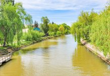 Proiectul Ecluze pe Bega debutează printr-un concert inedit, pe un vas ce va străbate Bega de la Podul Eroilor (Gara de Nord) la Podul Mihai Viteazu (Catedrală). Spectatorii sunt așteptați … în alergare ușoară sau pe biciclete de-a lungul traseului