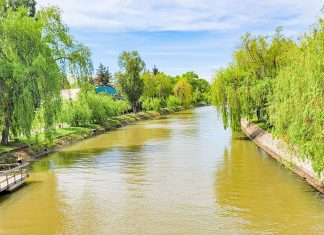 Proiectul Ecluze pe Bega debutează printr-un concert inedit, pe un vas ce va străbate Bega de la Podul Eroilor (Gara de Nord) la Podul Mihai Viteazu (Catedrală). Spectatorii sunt așteptați … în alergare ușoară sau pe biciclete de-a lungul traseului