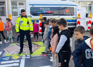 E nevoie de astfel de activități! Polițiștii rutieri au predat principii de educație rutieră copiilor mai multor grădinițe din oraș (foto)