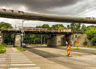 Pasajul de cale ferată din Calea Aradului în stare de degradare: se desprind bucăți din el, are nevoie de reparații (foto)