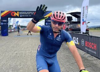 De pe bicicletă, prin pădure, la răcoare – direct pe podiumul ciclist