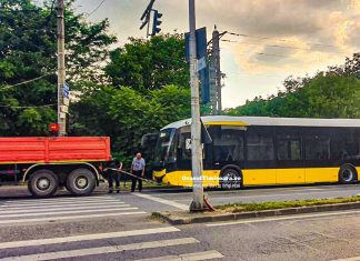 Autobuz electric nou-nouț remorcat de un camion din anii ’90 pe Calea Torontalului. Update: este o problemă la furtunul de aer