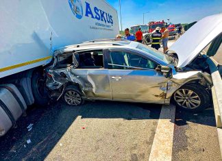 Accident cu un TIR și patru mașini la ieșirea de pe autostradă de la Margina (foto)