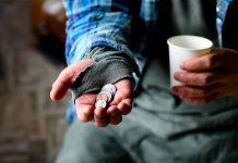 Experiment social: studenții de la Departamentul de Asistență Socială din UVT s-au deghizat în persoane care cerșesc, în centrul Aradului