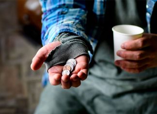 Experiment social: studenții de la Departamentul de Asistență Socială din UVT s-au deghizat în persoane care cerșesc, în centrul Aradului