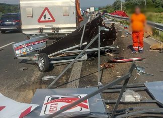 Șoferi de … doi bani. Remorci de semnalizare aparținând DRDP Timișoara distruse de șoferii neatenți pe A1 (foto)