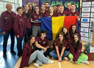 UVT i-a premiat pe componenții echipei de robotică CSH de la Colegiul Pedagogic „Carmen Sylva” din Timișoara, participanți în finala Chicago Robotics 2023
