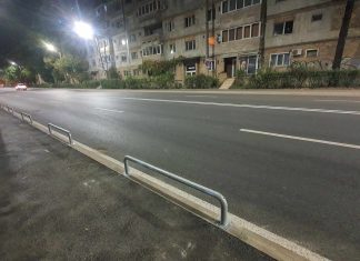 Pași spre civilizare : s-au montat bare antiparcare pe trotuarul din Calea Aradului (foto)