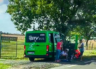 8 victime după ce o șoferiță a vrut să facă stânga pe DN6 și s-a ciocnit cu un microbuz aflat în depășire