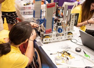 “The future city of tomorrow” – competiție spectaculoasă susținută de echipele de robotică aflate în sesiunea demonstrativă din cadrul UVT Open Robotics Intelligent Grid