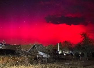 Aurora boreală în România: cerul capătă culori roșiatice în timpul nopții