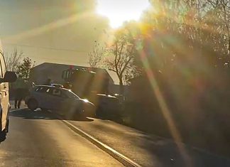 Accident rutier cu patru victime în Freidorf: o mașină condusă de o femeie de 42 de ani s-a ciocnit cu un microbuz condus de un tânăr de 21 de ani