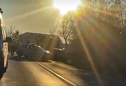 Accident rutier cu patru victime în Freidorf: o mașină condusă de o femeie de 42 de ani s-a ciocnit cu un microbuz condus de un tânăr de 21 de ani