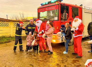 Moș Crăciun a venit la Sânandrei cu mașina de pompieri Biarena și sute de cadouri pentru cei mici (video)