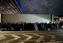 38 de cetăţeni străini ascunși într-un TIR cu textile au încercat să treacă frontiera la Nădlac