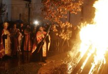 Deseară se aprinde badnjak-ul și începe oficial sărbătoarea Crăciunului pe rit vechi