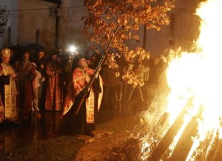 Deseară se aprinde badnjak-ul și începe oficial sărbătoarea Crăciunului pe rit vechi