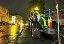 Tractoarele fermierilor din Timiș au ajuns în centrul orașului, blocând parcarea Modex (foto)