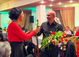 Sute de persoane au venit la Biarena Sânandrei pentru a sărbători Ziua Femeii