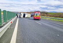 Dubă răsturnată pe A1 la Făget, datorită exploziei la un pneu. În spatele dubei, alte două mașini s-au ciocnit, mașina din spate neținând distanța regulamentară