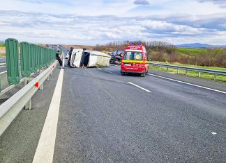 Dubă răsturnată pe A1 la Făget, datorită exploziei la un pneu. În spatele dubei, alte două mașini s-au ciocnit, mașina din spate neținând distanța regulamentară