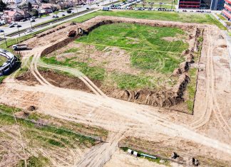 Au început lucrările la viitorul stadion din Buziașului. Prima fază, decopertarea terenului