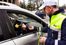 Gest frumos al polițiștilor timișoreni : au oferit flori femeilor din zona centrală a orașului (foto)