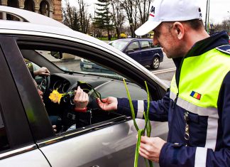 Gest frumos al polițiștilor timișoreni : au oferit flori femeilor din zona centrală a orașului (foto)