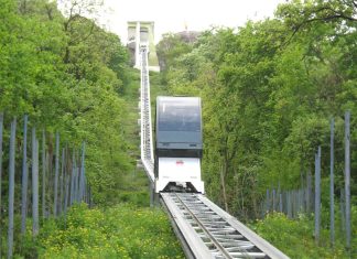 Telecabina care urcă în Cetatea Devei, pusă în funcţiune vineri, s-a defectat sâmbătă