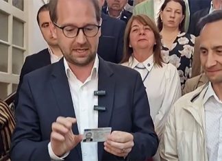 Fanii lui Nicolae Robu rămân fără subiecte de campanie : Dominic Fritz are carte de rezident și urmează să obțină cetățenia română