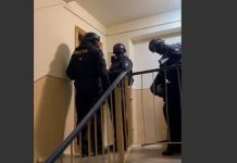 „Deschideți, Poliția!” – percheziții efectuate la primele ore ale zilei la un bărbat bănuit de proxenetism (video)