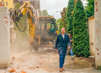 Strada Cezar, devenită curte interioară pentru o familie de rromi, a fost azi eliberată de construcțiile ilegale