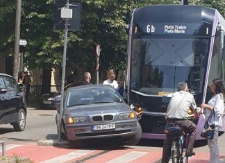 Inteligent cu BMW, a încercat să întoarcă pe interzis la Bega Veche, în zona centrală a Timișoarei: probabil nu se aștepta să fie lovit de tramvaiul care circula regulamentar